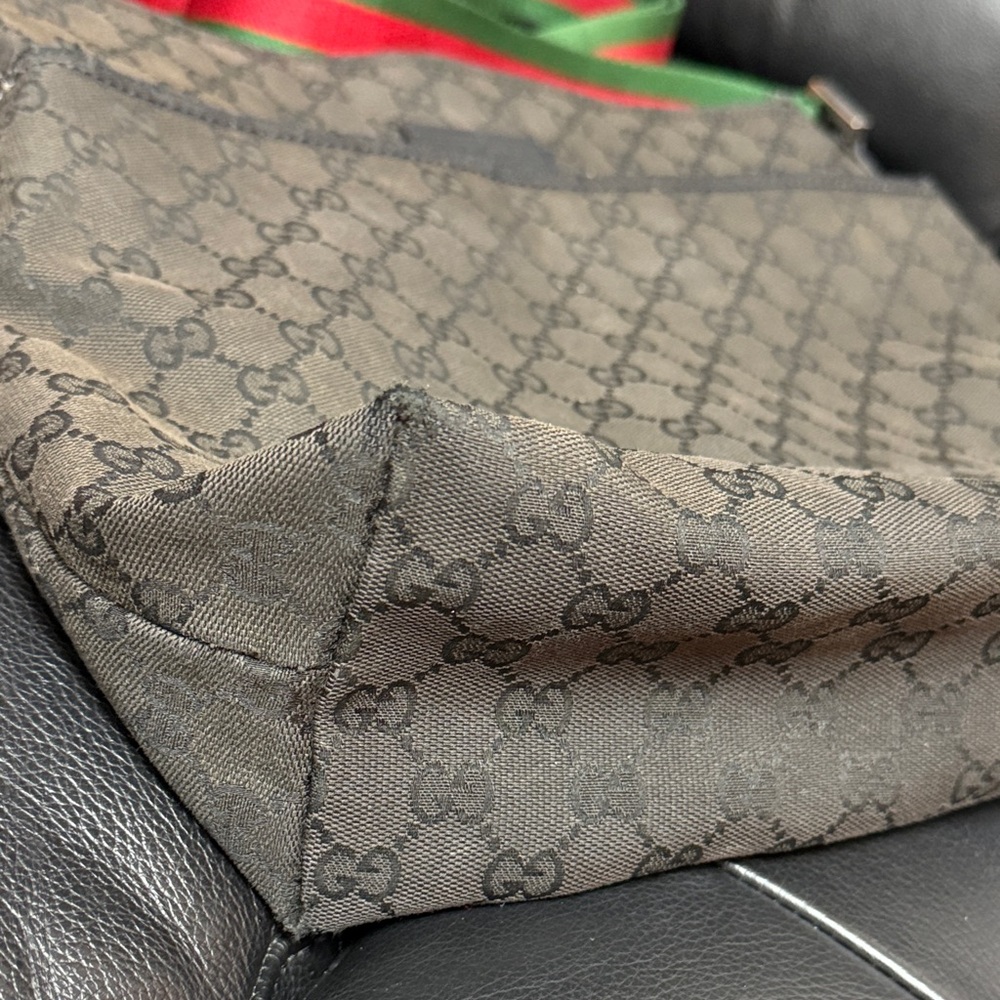 Gucci Sherry Line Black Messenger Bag with Iconic Green and Red Adjustable Strap - Picture 15 of 16